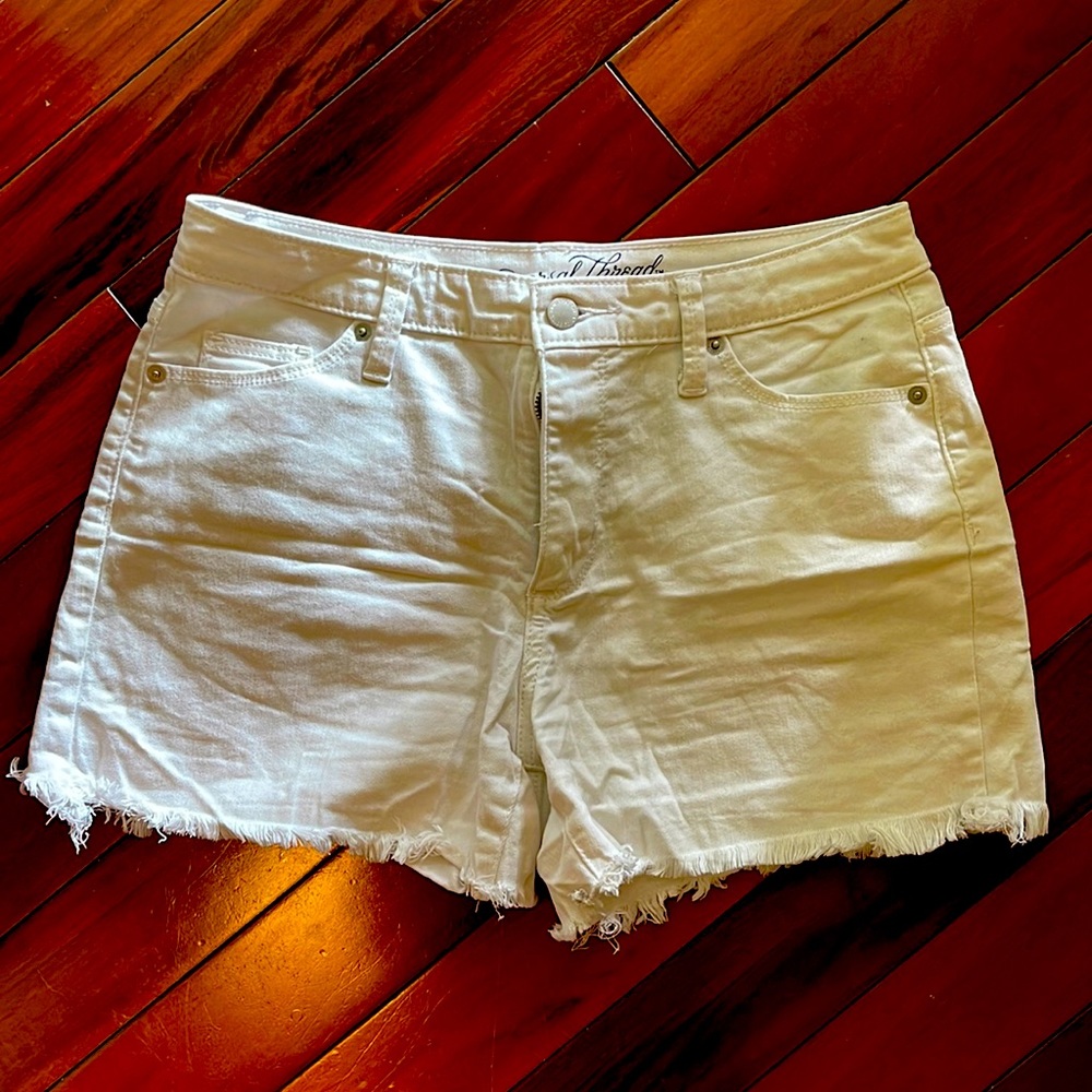 Size 6/28R white shorts
